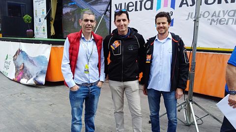 Javier Garc�a, Manuel Barros y Jos� Ceballos, en la vuelta a Asturias en su paso por Pola de Lena
