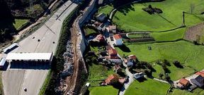 Vista a�rea de la construcci�n de un tercer carril junto al peaje de la AG-55, en O Moucho.