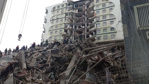 Vista de un edificio derribado en Diyarbakir