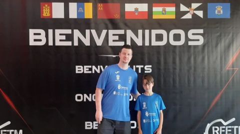 El joven Anxo Castro con su entrenador, Miguel Rey