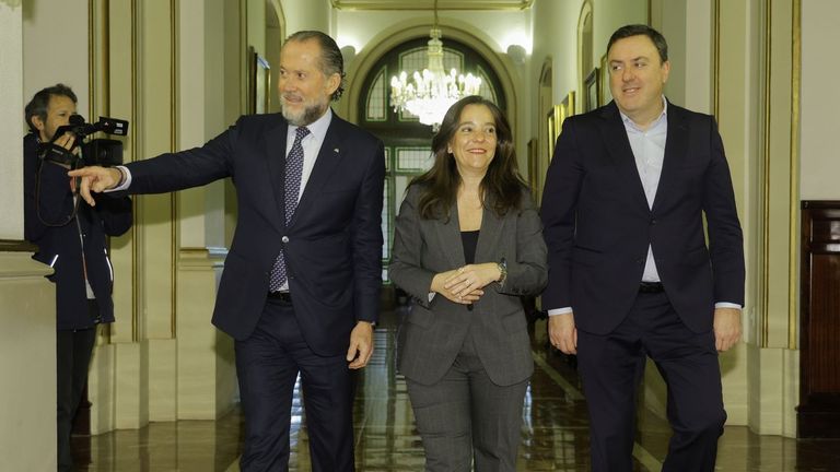 Juan Carlos Escotet, In&eacute;s Rey y Valent&iacute;n Gonz&aacute;lez Formoso, este lunes en el palacio de Mar&iacute;a Pita