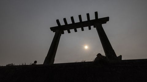 Sol a travs del humo de los incendios portugueses en Vimianzo