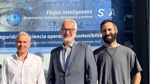 F&eacute;lix Primo, en el centro, con parte del equipo con que ha construido Evestel.