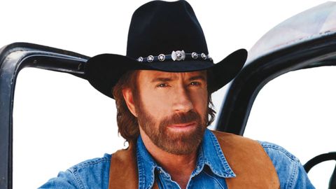Chuck Norris caracterizado como su más célebre personaje «Walker, Ranger de Texas»