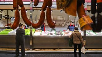 Primera jornada de los operadores de pescado en la nave central del Mercado da Magdalena