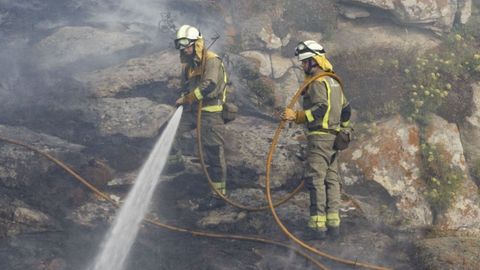Imagen de archivo de las tareas de extincin de un incendio forestal en la Costa da Morte.