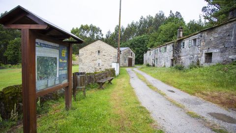 El barrio de O Vilari�o, en la parroquia de Os Vilares (a la derecha, la casa natal de D�az Castro), fue la zona elegida en Guitiriz para obras en espacios p�blicos