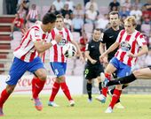 H�ctor Font, intentando un pase hacia Quiroga, con Seoane a su espalda.