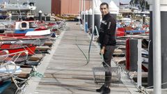 Dani, un ra�eiro de A Illa monta un ra�o de unos 30 metros con el que trabaja desde su lancha en S�lvora
