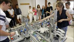 En la imagen, los estudiantes que participaron en la jornada de puertas abiertas, en un laboratorio de la Polit�cnica de Serantes
