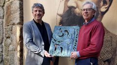 O escultor Xos� Cid entregou o molde do trisquel de Castromao ao presidente da Fundaci�n Curros Enr�quez.