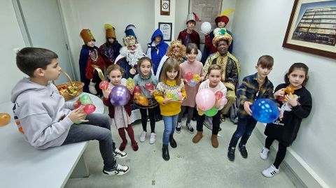 Sus majestades los Reyes Magos de Oriente visitaron la delegacin de La Voz de Galicia en Pontevedra