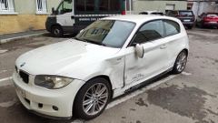 Estado en el que qued� el BMW serie 1 blanco cuyo conductor huy� inicialmente del accidente y que posteriormente se present� voluntariamente en el cuartel de la Guardia Civil de Santiago