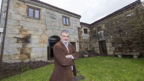 Santiago Luaces de la Herranz, copropietario del Pazo y pintor aficionado que subasta sus obras con fines benficos