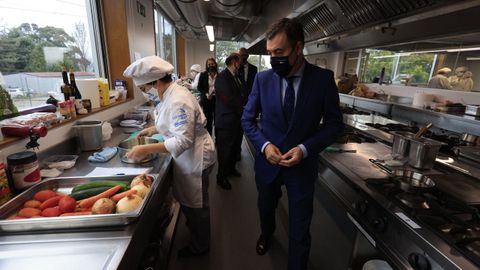El conselleiro de Educaci�n, Rom�n Rodr�guez, este martes, durante su visita al CIFP Carlos Oroza de Pontevedra
