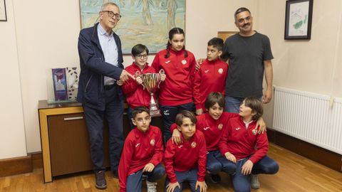 Lubins. El Concello de Carballo recibi el jueves a representantes del Lubins, para proceder a la rbrica en el libro de honor del deporte carballs por el 40 aniversario de la entidad. Acudieron los benjamines, campeones gallegos en hockey a patines.