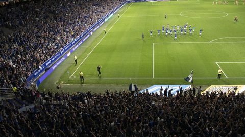 Los jugadores del Oviedo celebran en el Tartiere el triunfo ante el Eibar