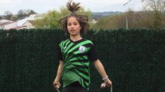 Aldara, una de las palistas, saltando a la comba