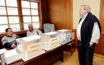 Genaro Amigo, que no repetir� como patr�n porque se jubila, durante las elecciones en Malpica. 