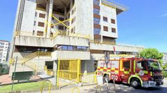Un cami�n de bomberos junto a las instalaciones de la comisar�a de Polic�a Nacional