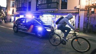 Foto de archivo de un coche de la Polica Nacional patrullando por la plaza de A Peregrina