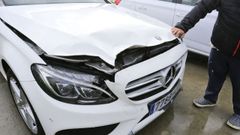 Manuel, con su Mercedes, que result� da�ado por un falso fuego