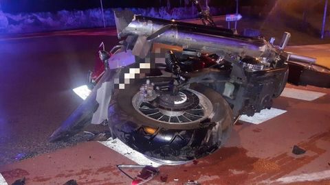 Así quedó la moto de Roberto Rubio, fallecido en un accidente en la Ronda do Carme.