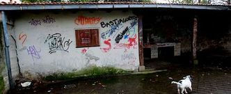 <span lang= es-es >27.000 euros para limpiar las pintadas</span>. Los grafitis se han convertido en una aut�ntica lacra en los edificios y en las calles de Oleiros, donde el Concello ha tenido que gastar en lo que va de a�o 27.000 euros para eliminar las pintadas solo del mobiliario urbano.