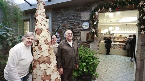 Pilar, Antía y Javier junto al ábrol hecho de estrellas de masa de pan
