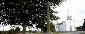 <span lang= es-es >Ausencia</span>. Al lado de Ponte dos Freires (Vilalba) hab�a un cruceiro que ahora tiene la base solamente.