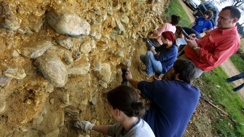 Un momento de una prospecci�n arqueol�gica en la parroquia de O Chao do Fabeiro, en Monforte