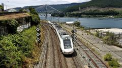 El tren a su paso por Redondela
