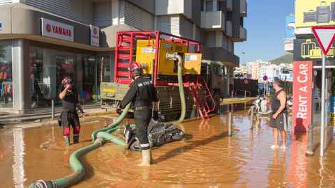 Militares de la UME ayer trabajando en una calle de Ibiza anegada de agua tras las lluvias.