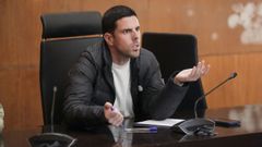 O alcalde da Illa durante un pleno
