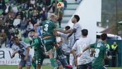 Pugna entre Lhor y Pujol en un lance areo en el derbi disputado en Espiedo.