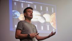 El periodista de La Voz de Galicia, Xavier Fonseca, durante la conferencia sobre el eclipse.