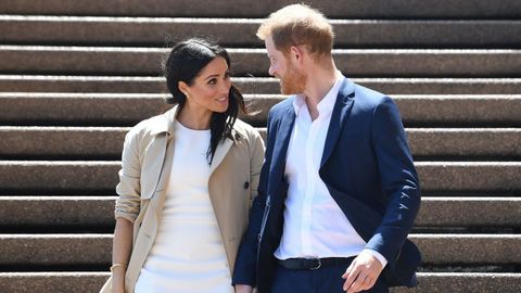 Los duques de Sussex, Enrique (d) y Meghan (i), llegan a la �pera de S�dney para participar en un evento 