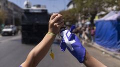 Dos mujeres en una manifestacin del Da Internacional de la Mujer, en Chile