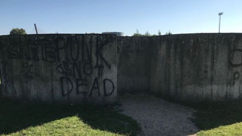 Pintada en una de las piezas de la Illa de Esculturas, en Pontevedra