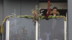 Leonor Penas saluda desde su balc�n, visible desde la R�a Nova de Abaixo.