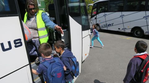Alumnos de Chantada subiendo a un autob�s escolar