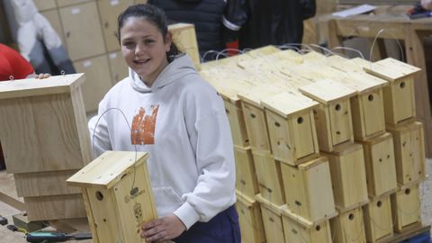 Azuleima, alumna del ciclo de FP Básica de Madera, sostiene con su mano derecha un refugio para murciélagos, y con la izquierda, una casa-nido para aves insectívoras