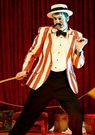 <span lang= es-es >Magia y humor en Carballo</span>. Cayetano Lled� ofreci� particip� con su divertido espect�culo en el ciclo infantil del Pazo da Cultura.