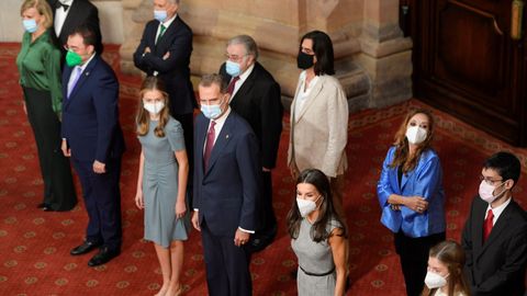 Los reyes, Leonor y Sofa con los galardonados de las Medallas de Asturias