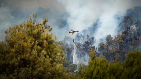 Un helic�ptero trabaja en la extinci�n de un incendio forestal, a 7 de julio de 2026, en Sentmenat.