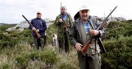 Tres cazadores, en los montes de O Roncudo, que dependen de la Venatoria de Berganti�os.