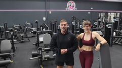 Javier y Martina dirigen el primer gimnasio de fuerza exclusivamente para mujeres abierto en la ra de Andaluca (en el polgono de Costa Vella), FemmeFit. Con un amplio espacio para aparcar, una sala de musculacin de 460 m2, adems de un patio trasero de 110 m2 que planean convertir en zona de entrenamiento al aire libre para la prxima primavera, ya tienen clientas que van all cada semana desde Carballo, Melide o Padrn.