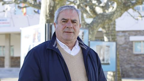 Jos� Luis Fern�ndez Mouri�o no exterior da Casa do Concello.