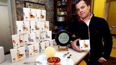 El director comercial de Los Peperetes, Jes�s Lorenzo, muestra los primeros estuches rotulados con la marca �Jos� Andr�s�.
