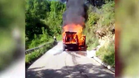 El coche en llamas, en Viago (Ponga)